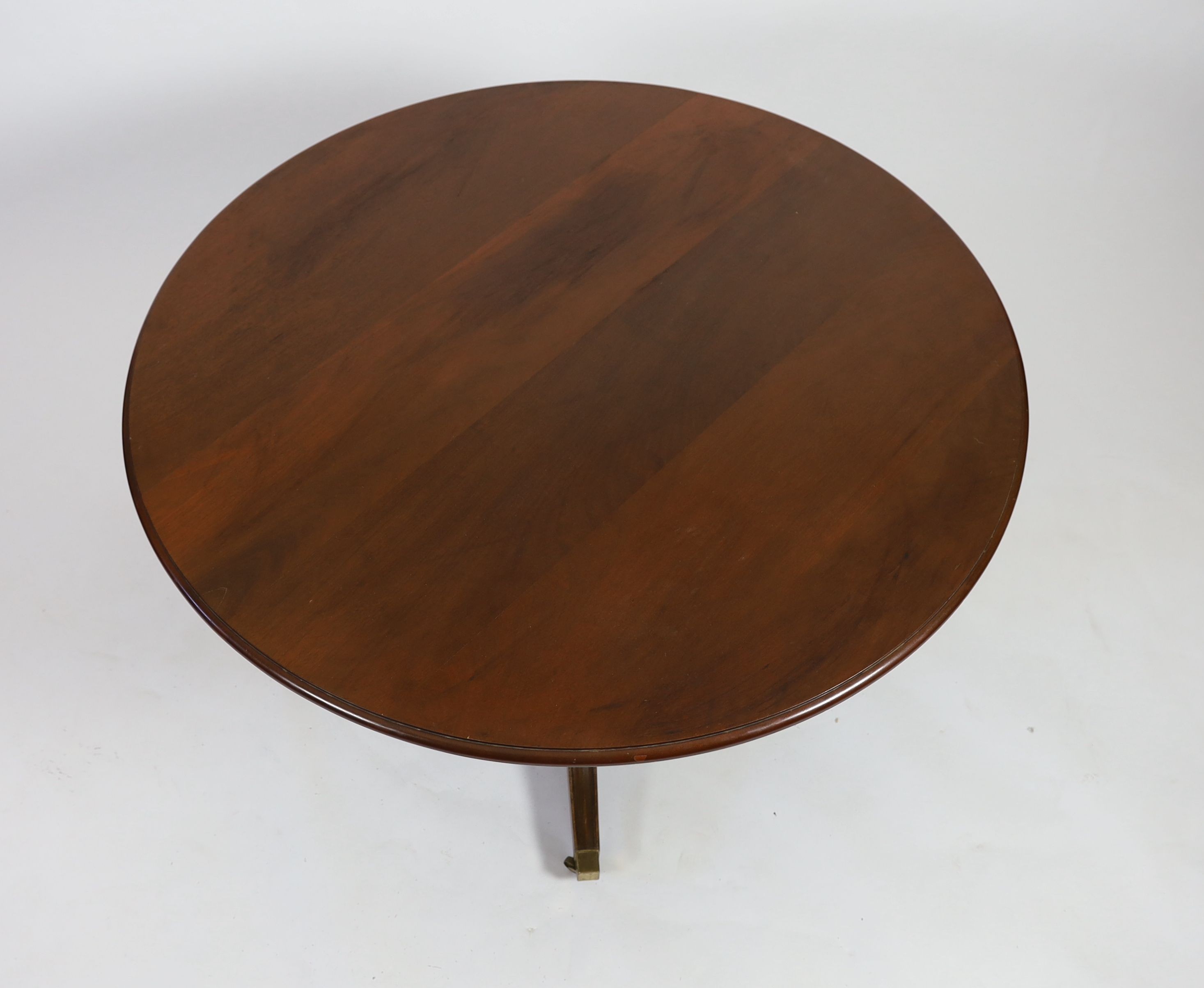 A George III style circular mahogany breakfast table, diameter 124cm height 73cm